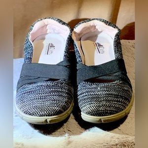 Cliffs by white mountain size 10 Black slip on slipper looks flats